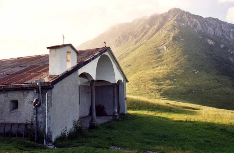 Monte Sancte Fermo (circa 1800 metros de altitude) con le ecclesietta edificate probabilemente circa al anno 1500. De hic on gaude de un suggestive vista del complete altiplano bornese, del prealpes brescian e de Bergamo.