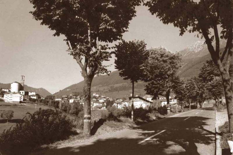 Viale d'ingresso a Borno (foto anni 1950-60).