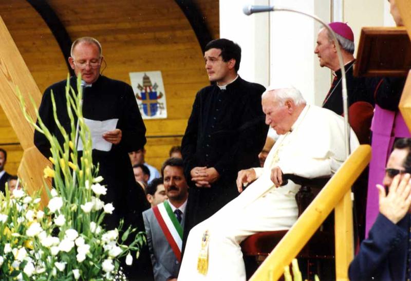 La visita del Papa Giovanni II domenica 18 Luglio 1998: sicuramente uno dei più grandi avvenimenti storici vissuti a Borno, ricordato anche dall'<a href="http://www.vatican.va/holy_father/john_paul_ii/angelus/1998/documents/hf_jp-ii_ang_19071998_it.html" target="_blank">Osservatore Romano</a>
