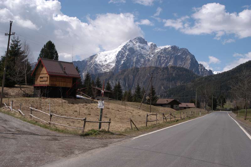 Sullo sfondo la montagna della Presolana a ovest di Borno