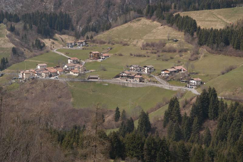 Le parve burgo de Paline al confinio con le Valle de Scalve e le provincia de Bergamo